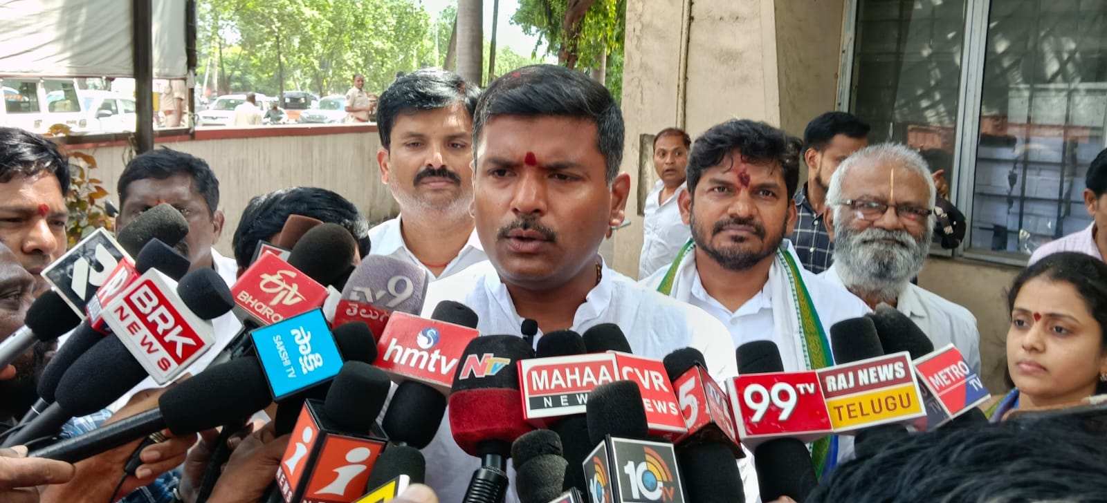 గాజువాకలో మొదలైన నామినేషన్ల సందడి తొలిరోజు వైసీపీ అభ్యర్థుల నామినేషన్లు.. ప్రభుత్వంపై గుడివాడ అమర్నాథ్ విమర్శ
