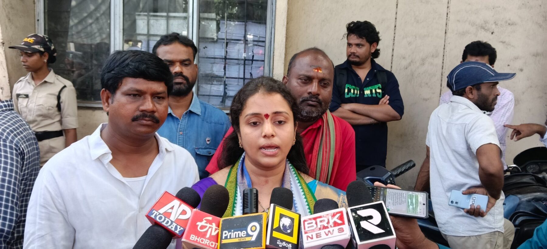 గాజువాకలో మొదలైన నామినేషన్ల సందడి తొలిరోజు వైసీపీ అభ్యర్థుల నామినేషన్లు.. ప్రభుత్వంపై గుడివాడ అమర్నాథ్ విమర్శ