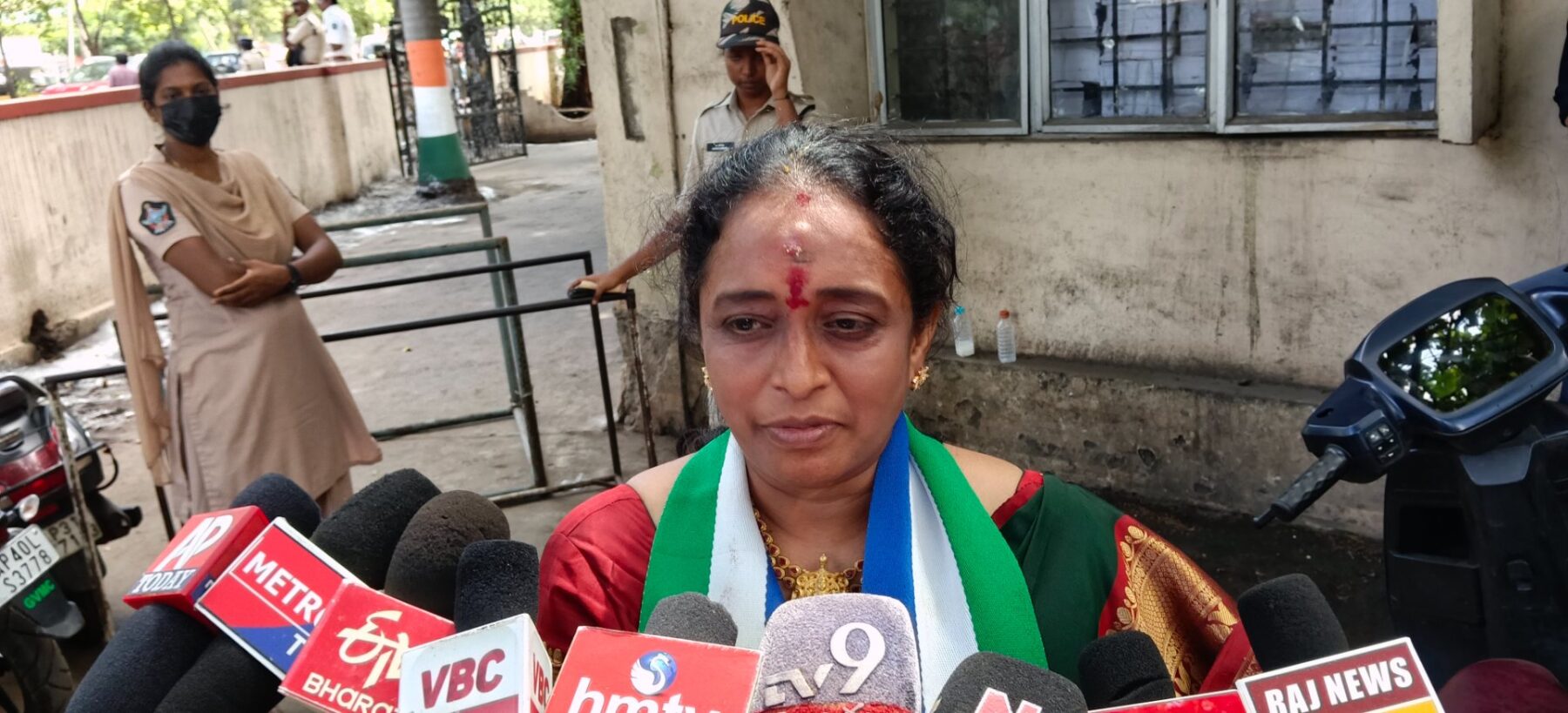 94వ వార్డులో ధర్మాల రాధిక నామినేషన్ గాజువాకలో వైసీపీ విజయంపై ధర్మాల శ్రీను ధీమా