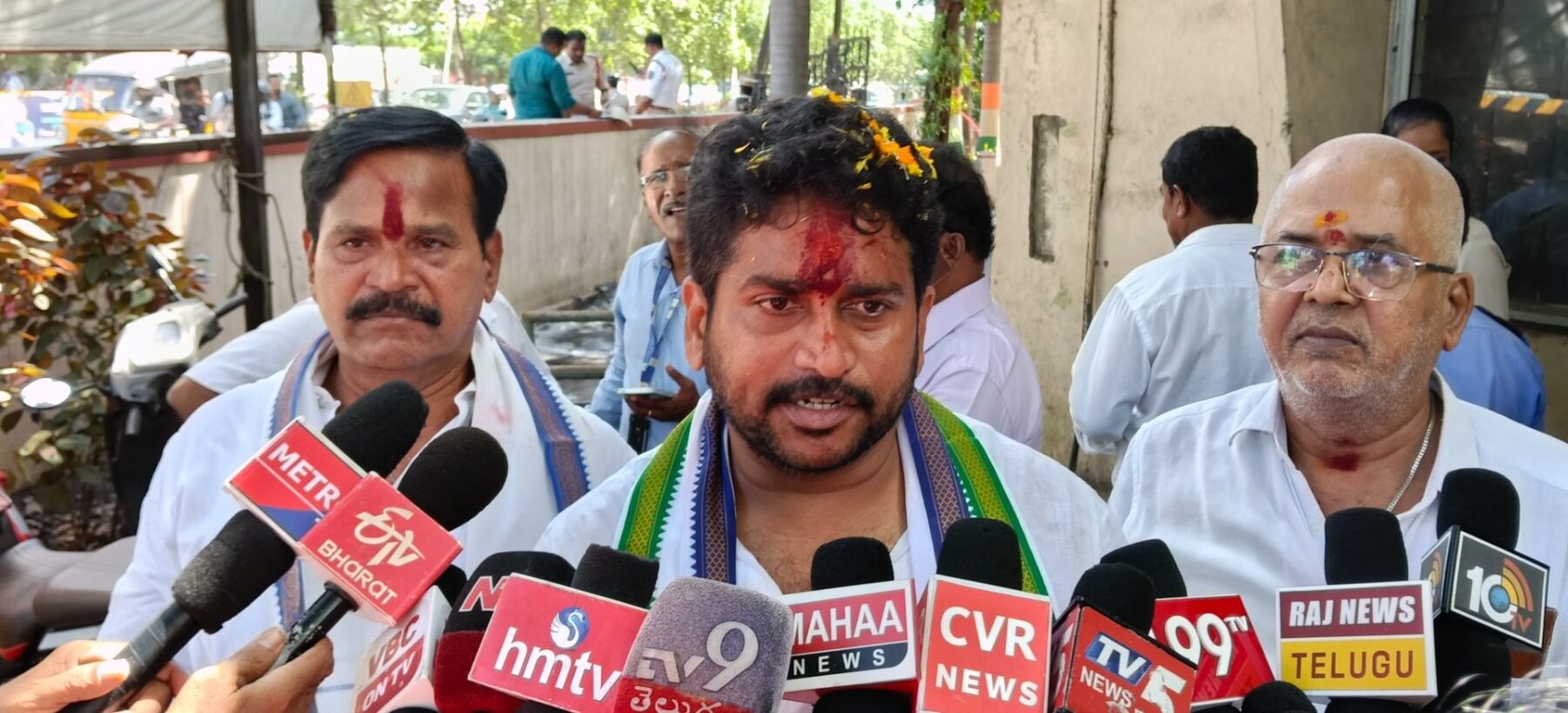 గాజువాకలో మొదలైన నామినేషన్ల సందడి తొలిరోజు వైసీపీ అభ్యర్థుల నామినేషన్లు.. ప్రభుత్వంపై గుడివాడ అమర్నాథ్ విమర్శ