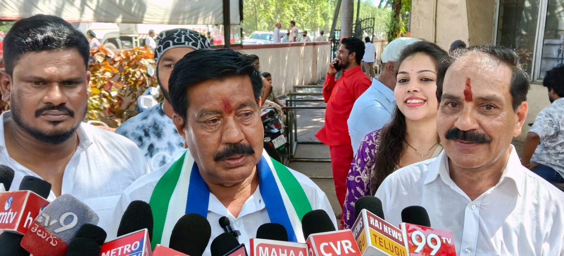 గాజువాకలో మొదలైన నామినేషన్ల సందడి తొలిరోజు వైసీపీ అభ్యర్థుల నామినేషన్లు.. ప్రభుత్వంపై గుడివాడ అమర్నాథ్ విమర్శ