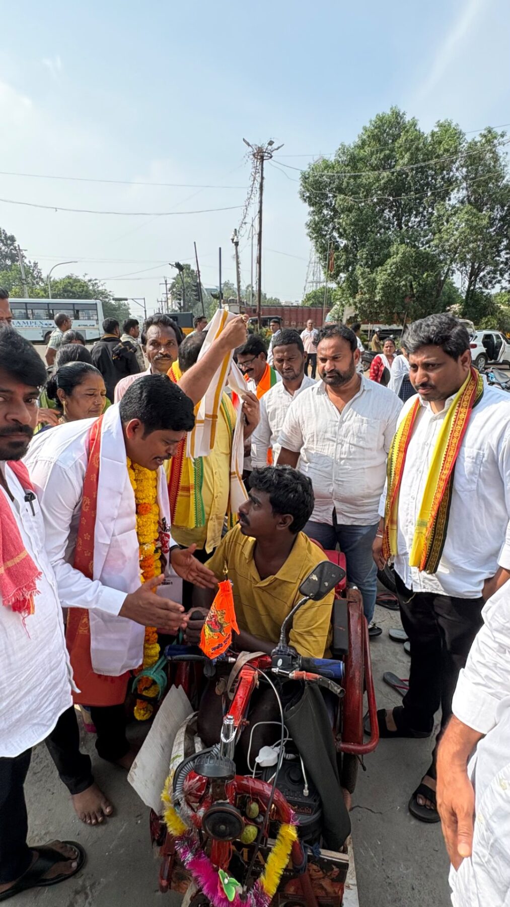 102వ వార్డులో కూటమి ఎన్నికల సమరభేరి.. ఫుల్ జోష్‌తో దూసుకెళ్తున్న గవర సోమశేఖర్! మరిడిమాంబ అమ్మవారి ఆశీస్సులతో