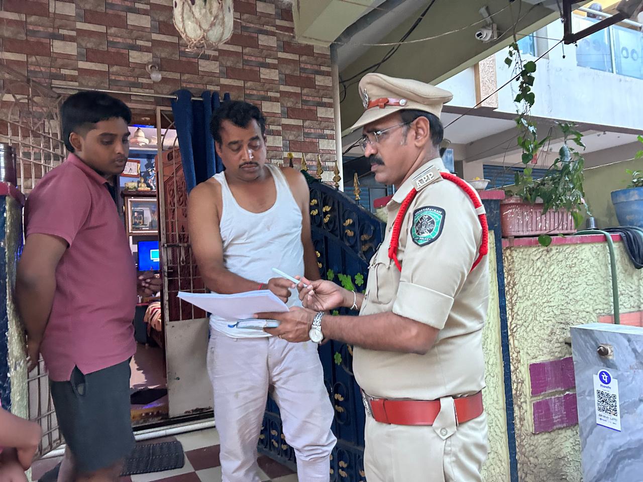పోలింగ్ కేంద్రాల పరిధిలో నివాసితులకు గాజువాక పోలీసుల నోటీసులు ఎన్నికలు ప్రశాంతంగా జరిగేలా అప్రమత్తత.. అనుమానా