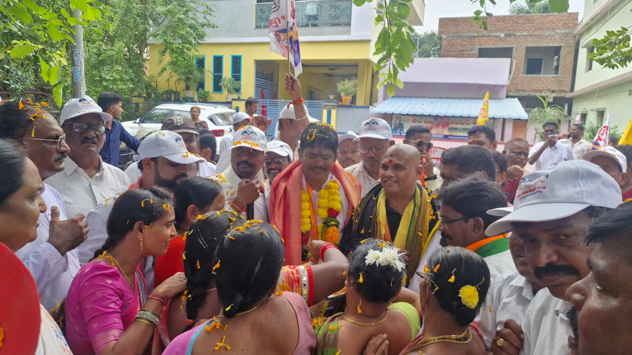 సమస్య మీది.. పరిష్కారం నాది! సాయినగర్, కొత్తూరు, పినమడక గ్రామాల్లో ఇంటింటి ప్రచారం.. ప్రజల సమస్యల పరిష్కారాని