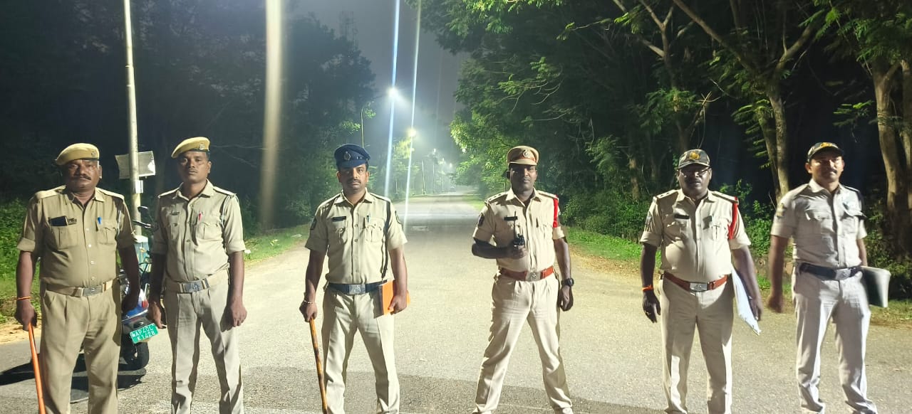 ఎన్నికల వేళ పోలీసుల విస్తృత తనిఖీలు శాంతిభద్రతల పరిరక్షణకు రాత్రింబవళ్లు పెట్రోలింగ్‌.. అనుమానితులపై ప్రత్యేక