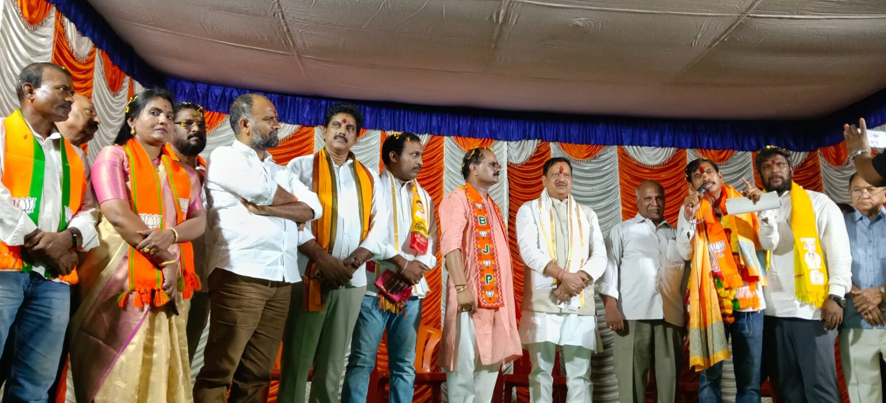 98వ వార్డులో ఎన్నికల సందడి దేనంకొండ కృష్ణంరాజుకు మద్దతుగా డాక్టర్ అరవింద్ సింగ్ భదౌరియా పిలుపు సమావేశానికి మ