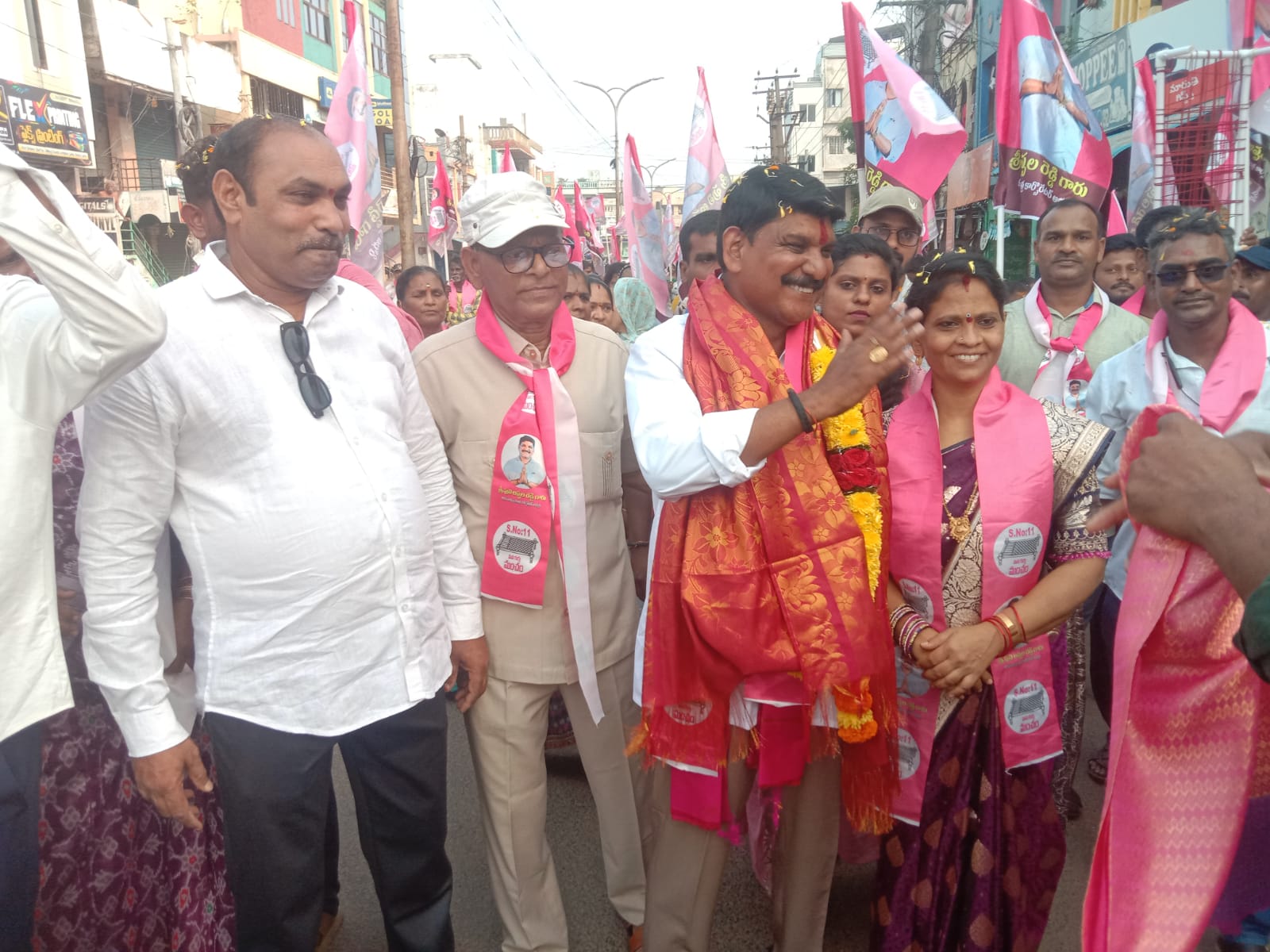 95వ వార్డులో పులి అప్పలరెడ్డి హామీల వర్షం! సొంత నిధులతో ‘నవరత్నాలు’.. గ్రామాభివృద్ధికి రూ.3 లక్షలు .