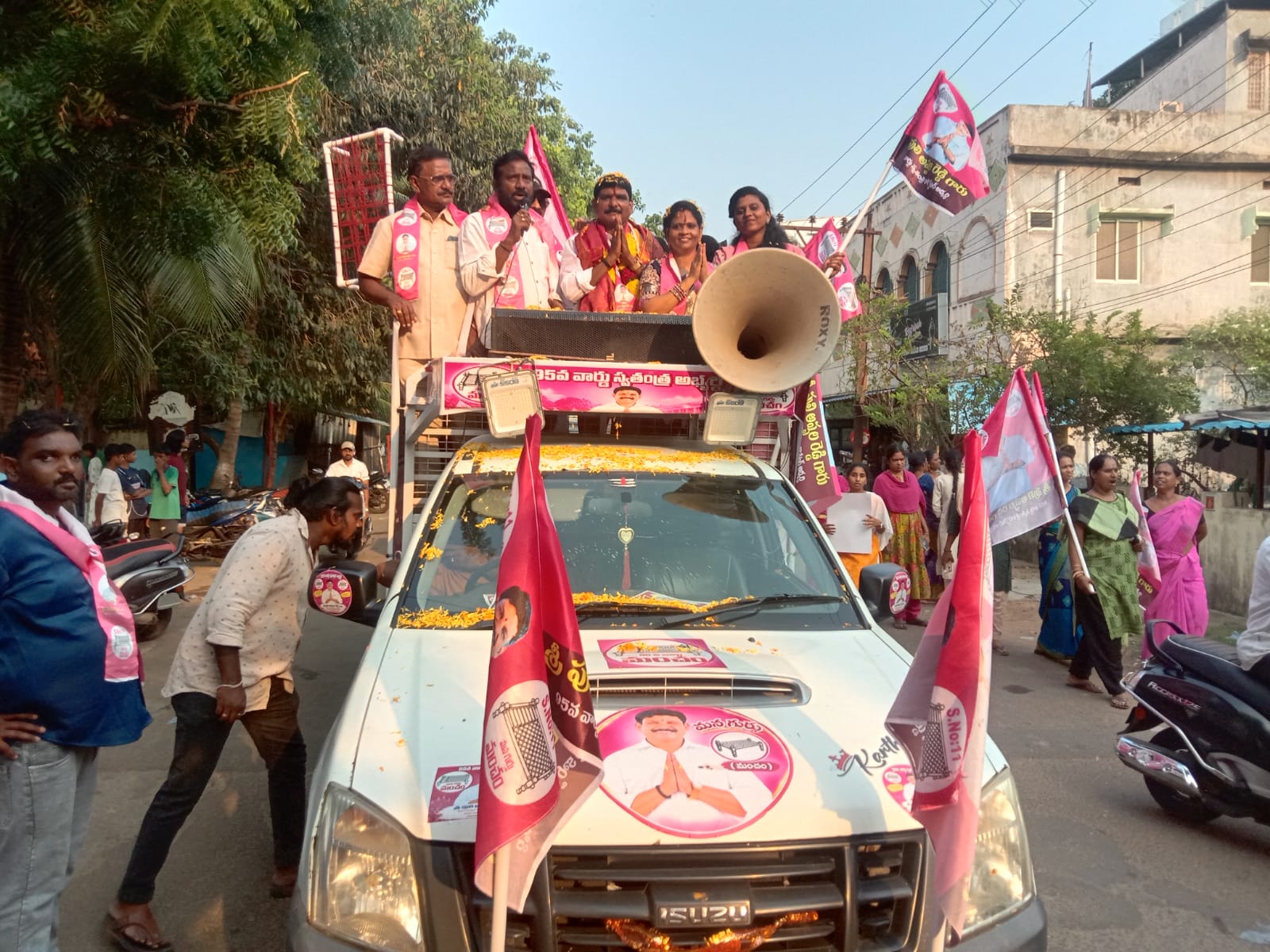 95వ వార్డులో పులి అప్పలరెడ్డి హామీల వర్షం! సొంత నిధులతో ‘నవరత్నాలు’.. గ్రామాభివృద్ధికి రూ.3 లక్షలు .