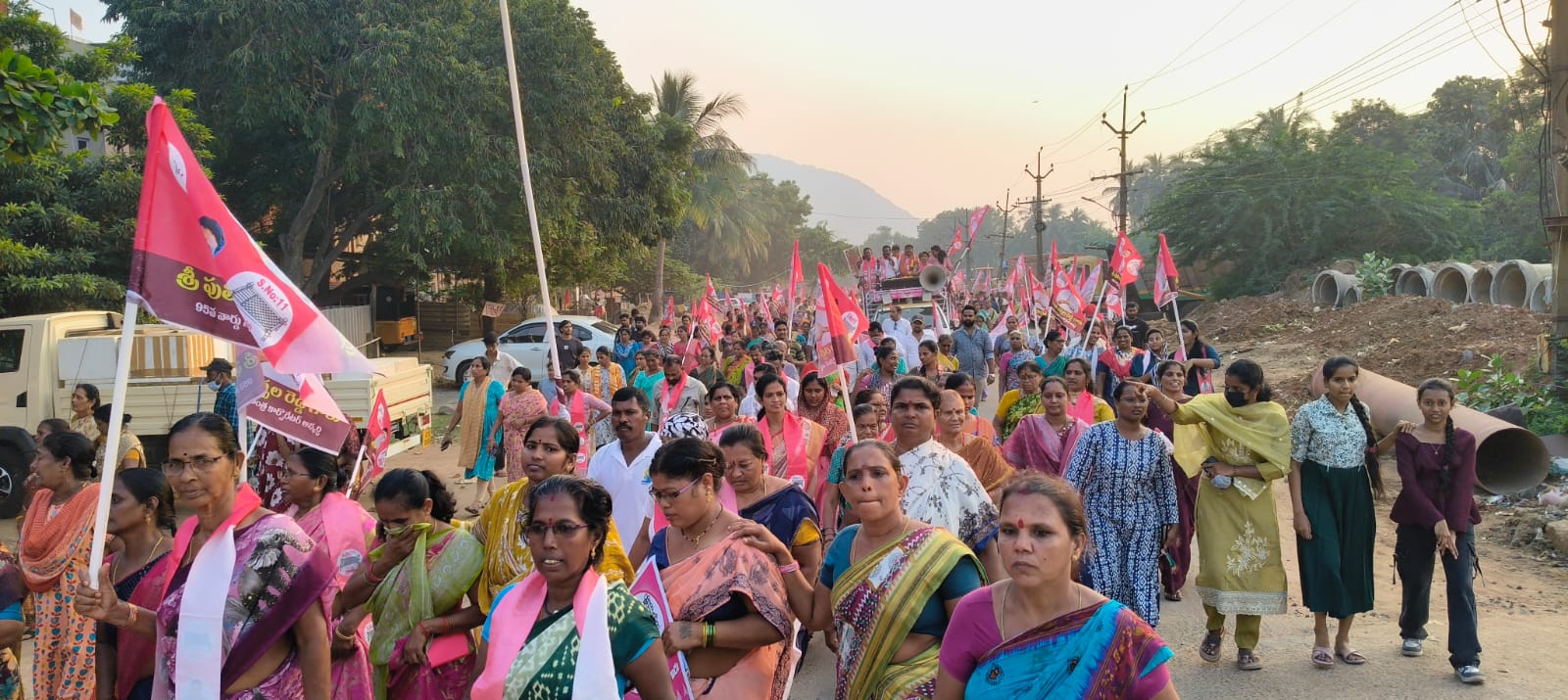95వ వార్డులో పులి అప్పలరెడ్డి హామీల వర్షం! సొంత నిధులతో ‘నవరత్నాలు’.. గ్రామాభివృద్ధికి రూ.3 లక్షలు .