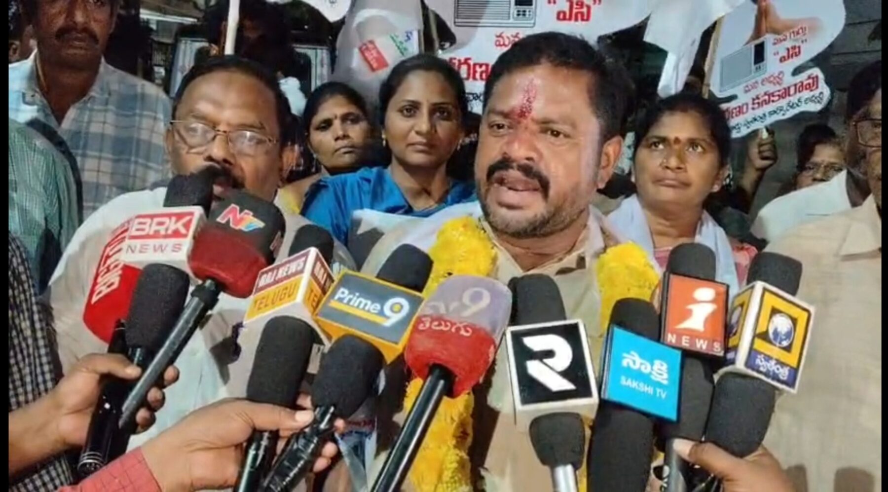97వ వార్డులో స్వతంత్ర అభ్యర్థిగా కనకారావు పోటీ ఏసీ గుర్తుపై ఓటేయాలని విజ్ఞప్తి.. వార్డు సమస్యల పరిష్కారమే లక్