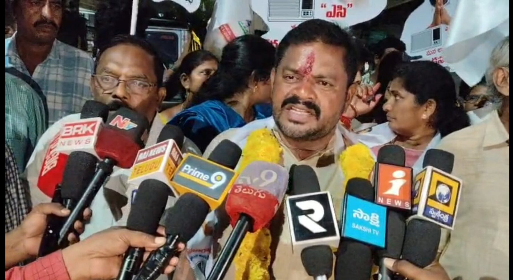 97వ వార్డులో స్వతంత్ర అభ్యర్థిగా కనకారావు పోటీ ఏసీ గుర్తుపై ఓటేయాలని విజ్ఞప్తి.. వార్డు సమస్యల పరిష్కారమే లక్