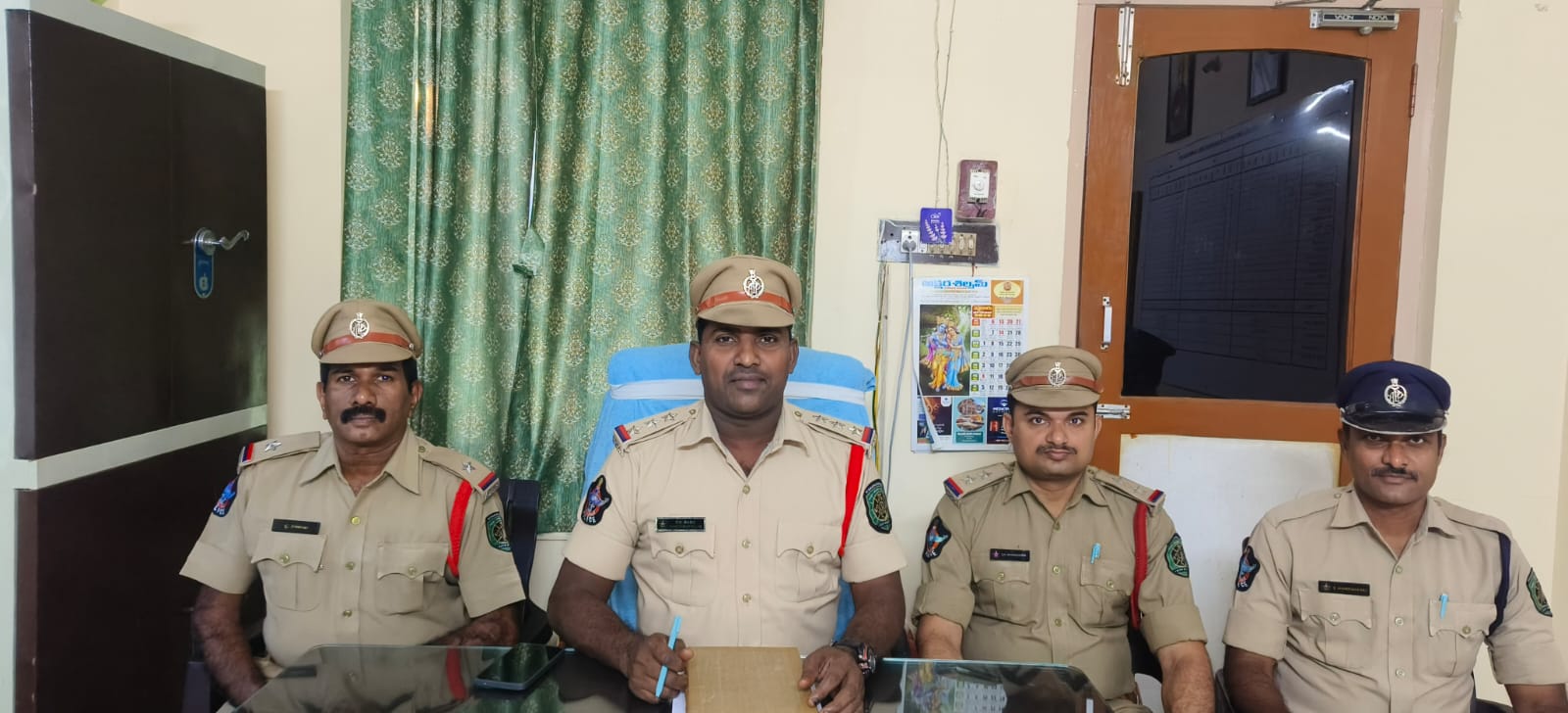 అర్ధరాత్రి సెల్ఫోన్ స్నాచింగ్లు.. ఇద్దరు నిందితుల అరెస్ట్! మూడు సెల్ఫోన్లు స్వాధీనం చోరీ ఫోన్లు కొనుగోలు