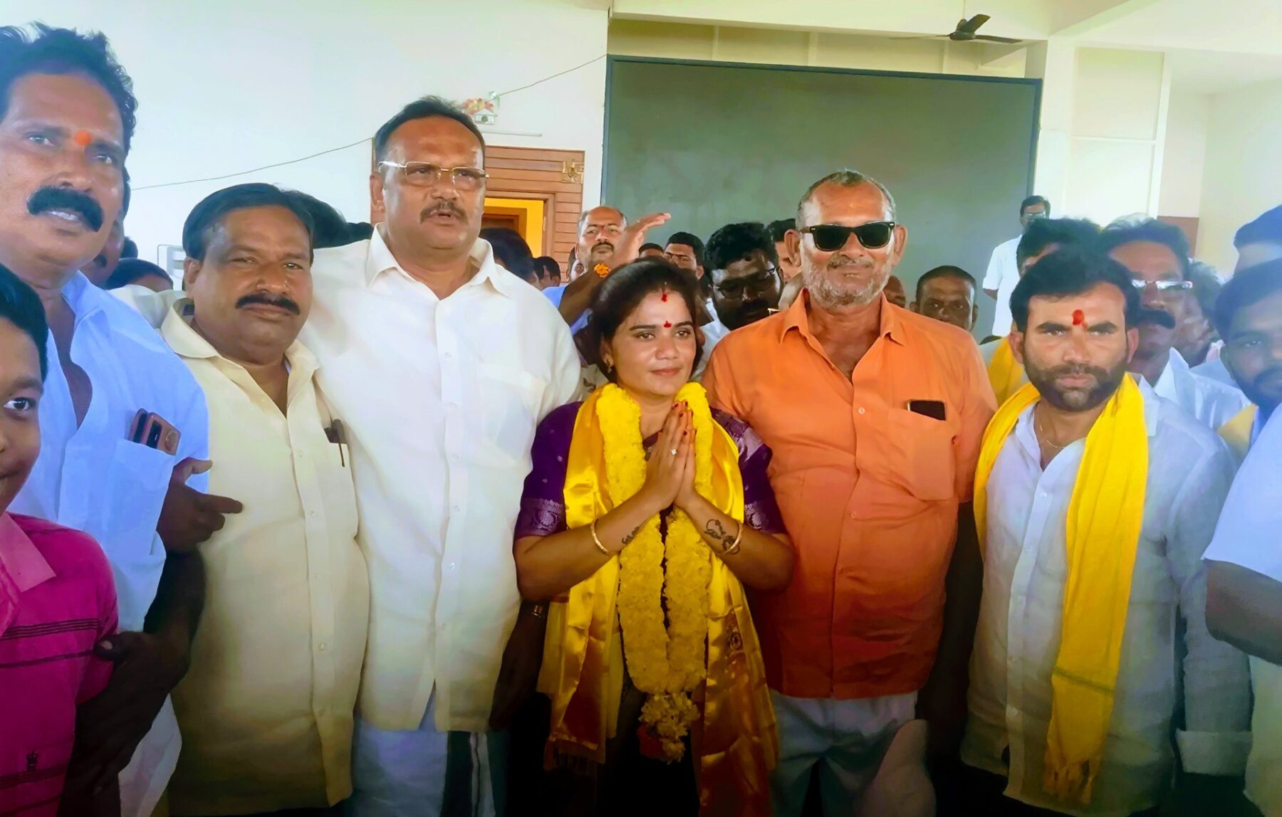 కనిగిరి మున్సిపల్ చైర్మన్ కూటమి అభ్యర్థి అచ్చాల తిరుపతమ్మ నామినేషన్ కార్యక్రమంలో పాల్గొన్న బైరెడ్డి, దారపనేని