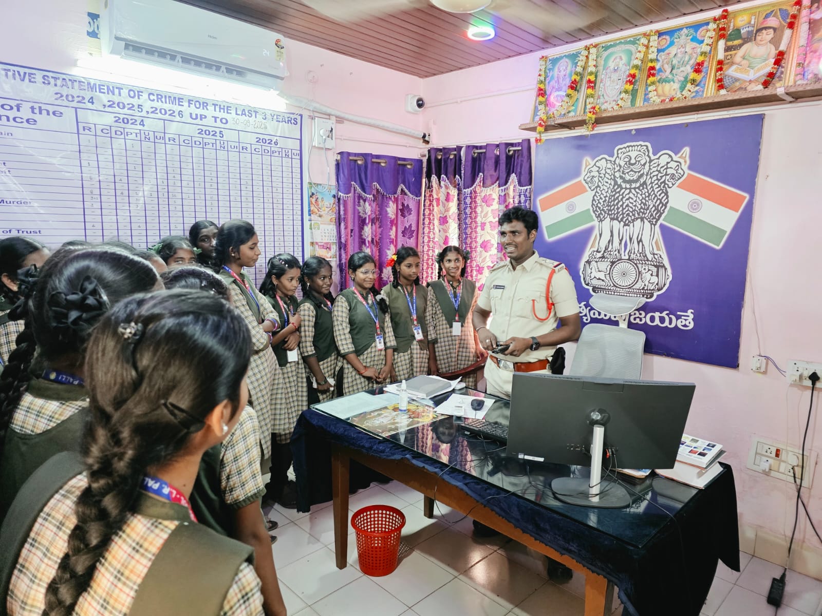 పోలీస్‌ స్టేషన్‌లో విద్యార్థులకు ఓపెన్‌ హౌస్‌