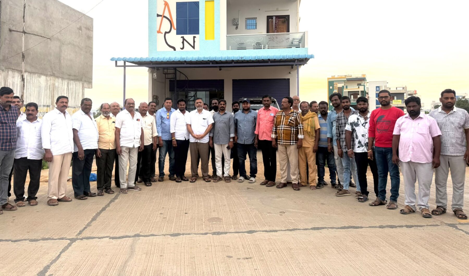 ఆకుపాటి వెంకటేష్ క్యాంపు కార్యాలయంలో కాపు నేత దాసరి రాము భేటీ
