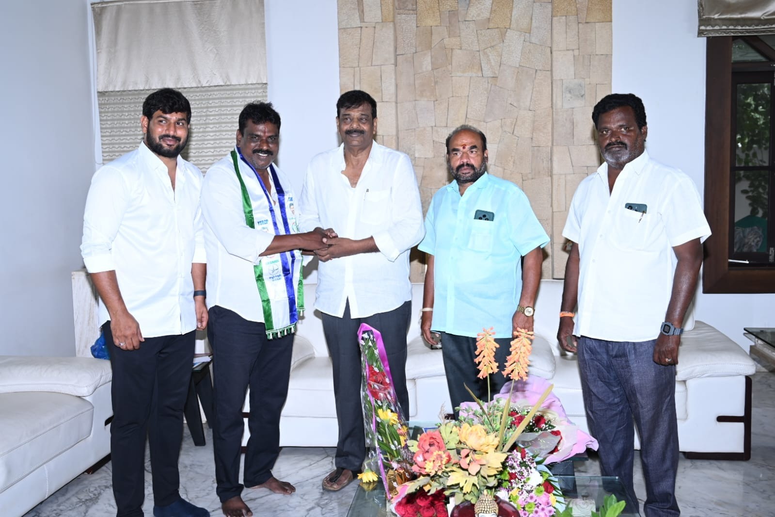 వైసీపీలో చేరిన మాజీ కార్పొరేటర్ మల్లెబోయిన