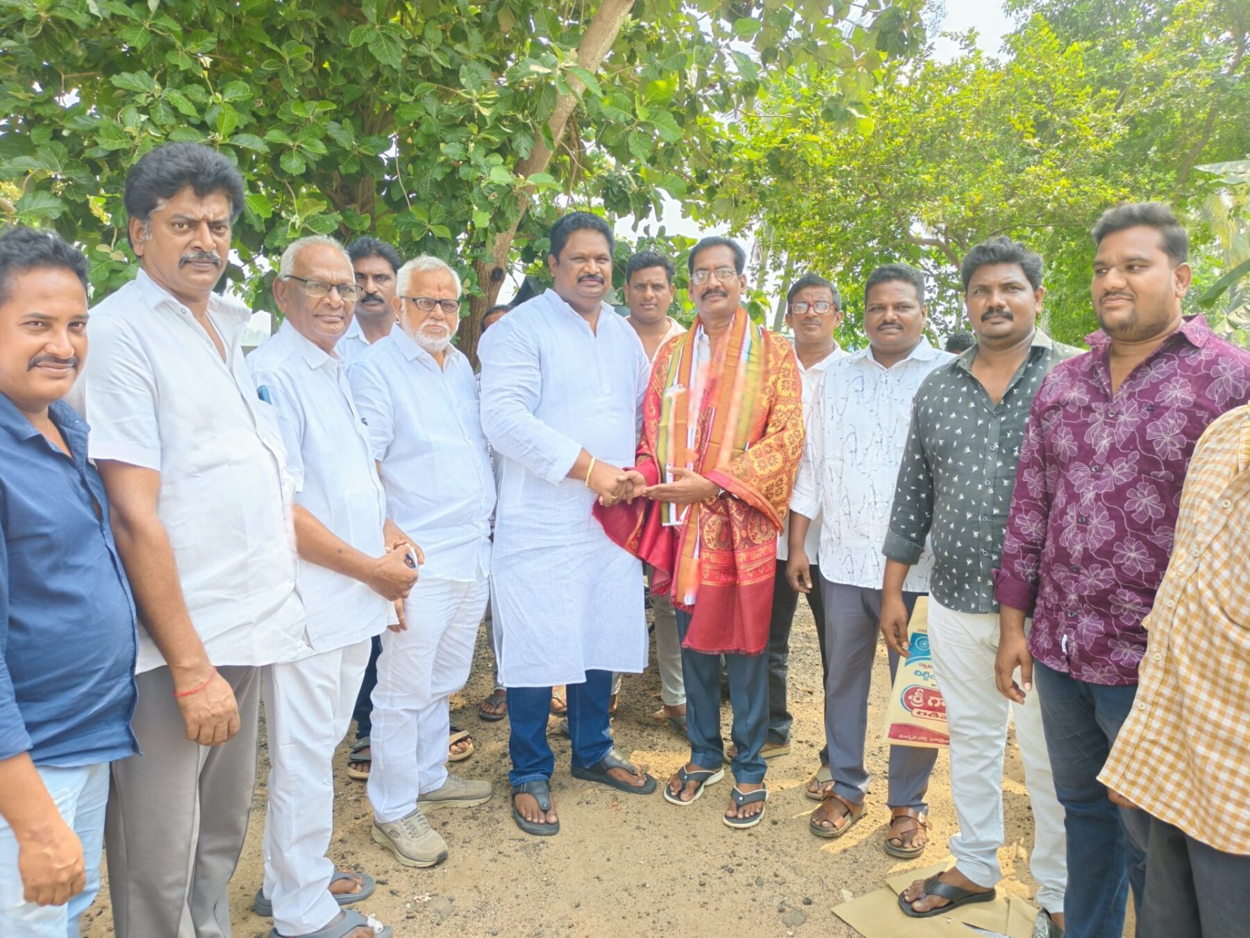 సాగి బంగార్రాజు ను శాలువాలతో సత్కరించిన జిల్లా వైసీపీ అధ్యక్షులు చిర్ల జగ్గిరెడ్డి