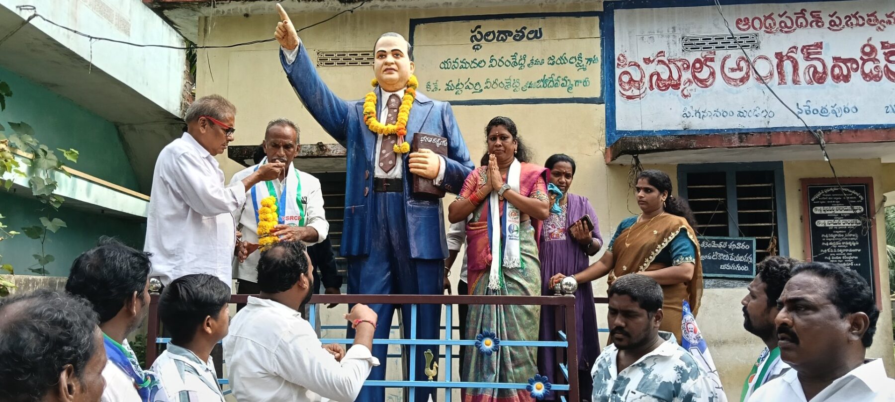 విస్తృత ప్రచారం చేస్తున్న పి గన్నవరం వైసిపి జడ్పీటీసీ అభ్యర్థిని రోజావాణి