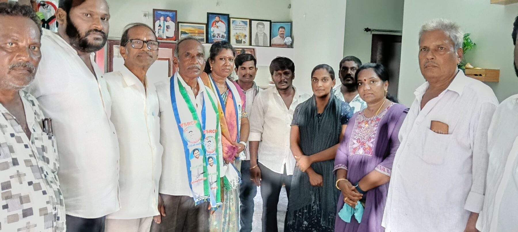 విస్తృత ప్రచారం చేస్తున్న పి గన్నవరం వైసిపి జడ్పీటీసీ అభ్యర్థిని రోజావాణి