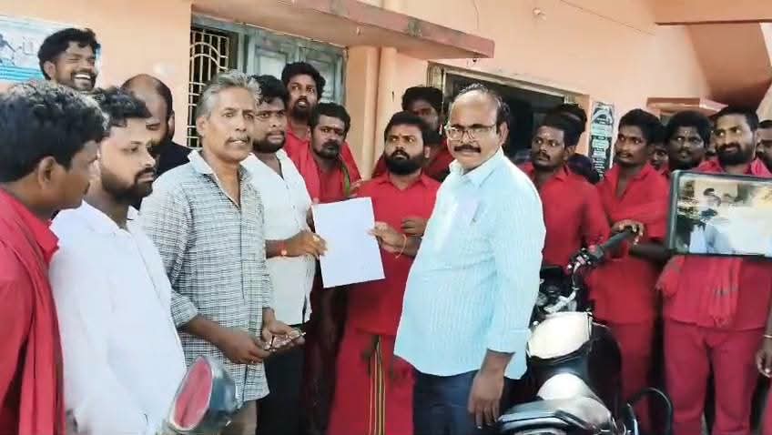 పున్నమి ప్రతినిధి/భవాని మాల దుస్తులతో వచ్చిన విద్యార్థులను అడ్డుకున్న స్కూల్ యాజమాన్యం