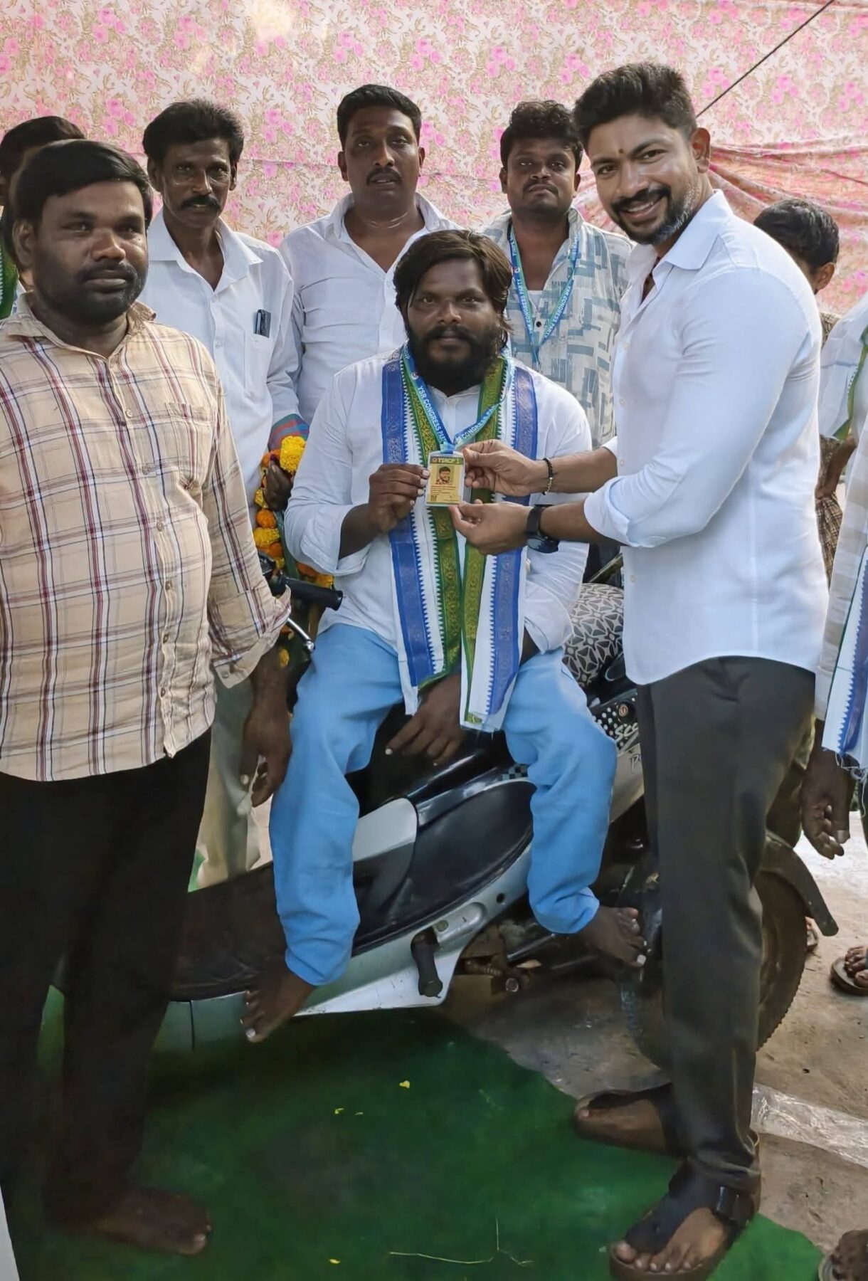సరిపల్లిలో వైఎస్ఆర్సిపి ఐడి కార్డుల పంపిణీ