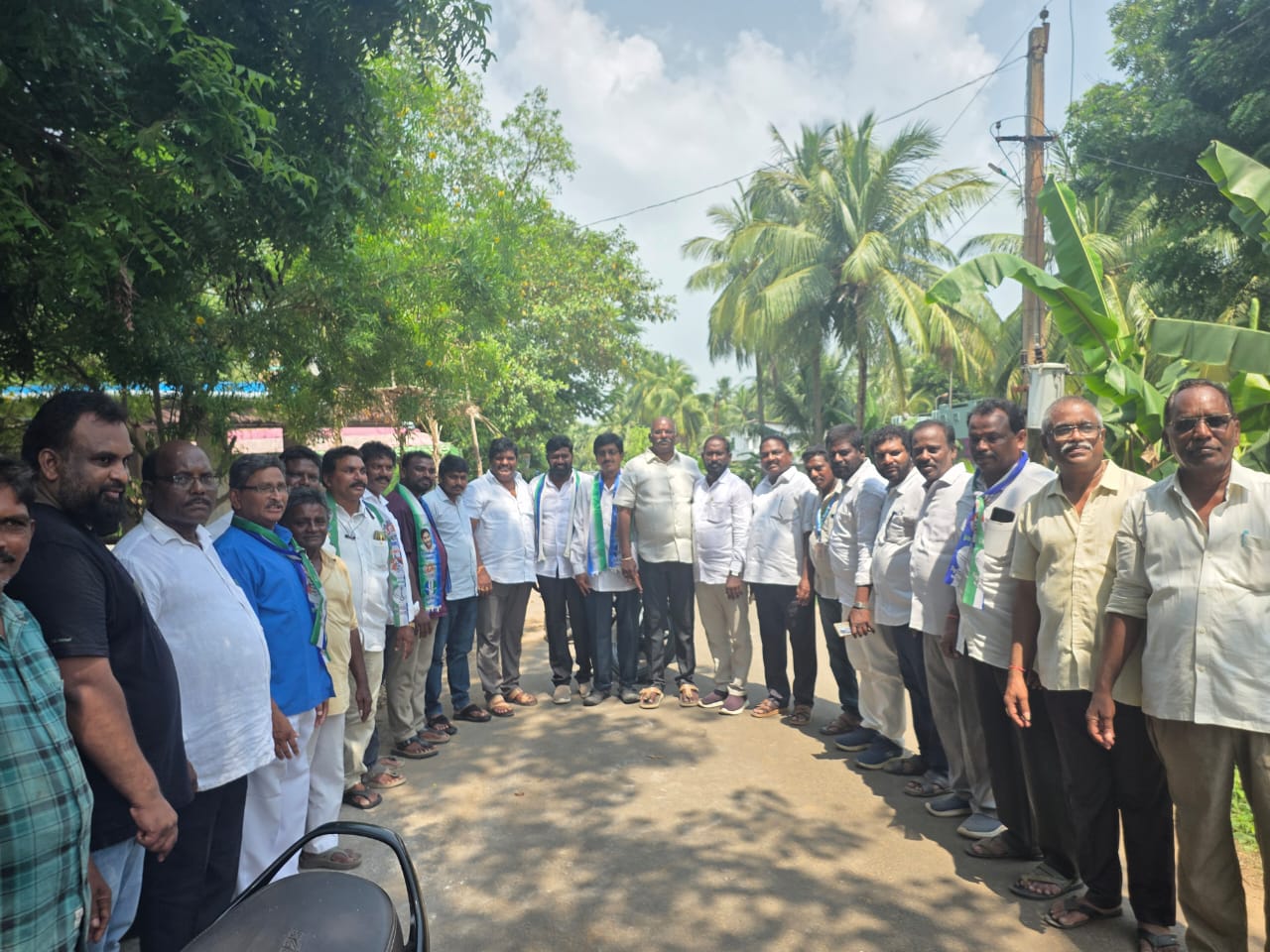 వై కొత్తపల్లిలో’ గడప గడపకు గన్నవరపు’కార్యక్రమం