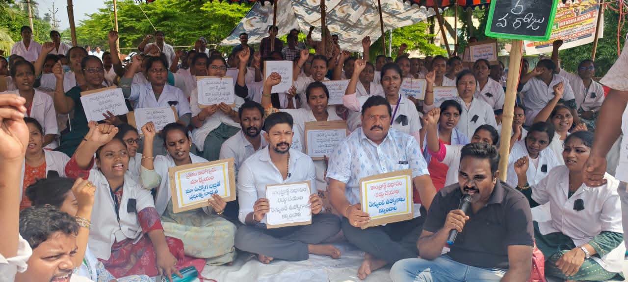 కాంట్రాక్ట్ నర్సుల నిరసనకు డాక్టర్ పినిపే శ్రీకాంత్ సంఘీభావం