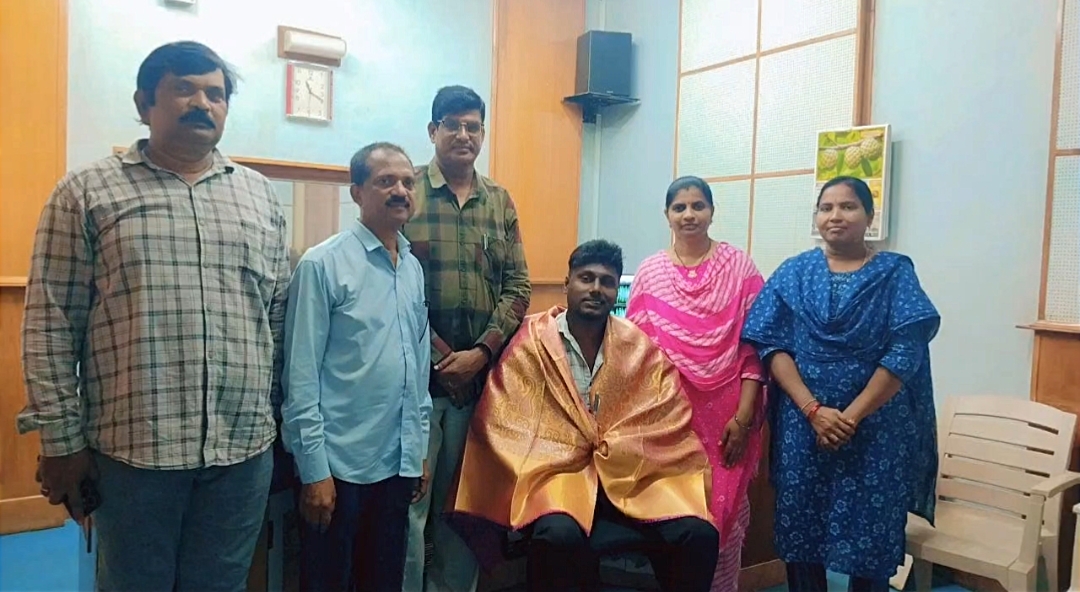 సాహిత్య ప్రతిభకు గుర్తింపు.. ఆకాశవాణిలో జక్కుల గణేష్