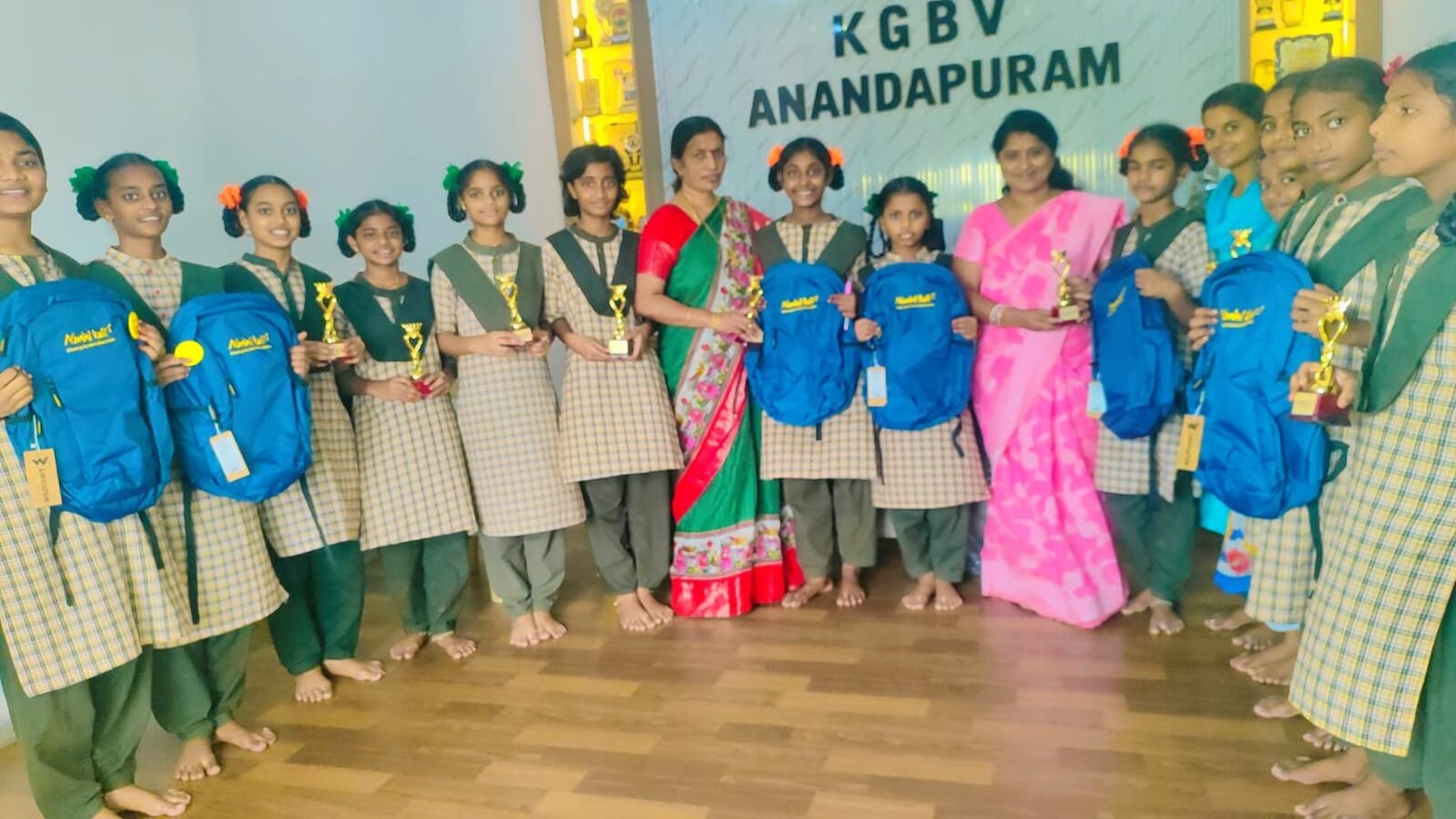 విద్యార్థుల ప్రతిభకు అరుదైన గుర్తింపు…. . నాంది ఫౌండేషన్ -నాన్ కాళీ ఫౌండేషన్ ఆధ్వర్యంలో బహుమతులు అందజేత