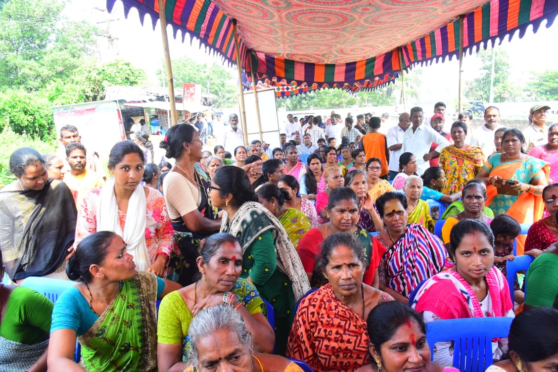 తుఫాను బాధిత మత్స్యకార కుటుంబాలకు ప్రభుత్వ చేయూత… మంగ మారిపేటలో నిత్యవసర సరుకులు పంపిణీ చేసిన ఎమ్మెల్యే గంటా