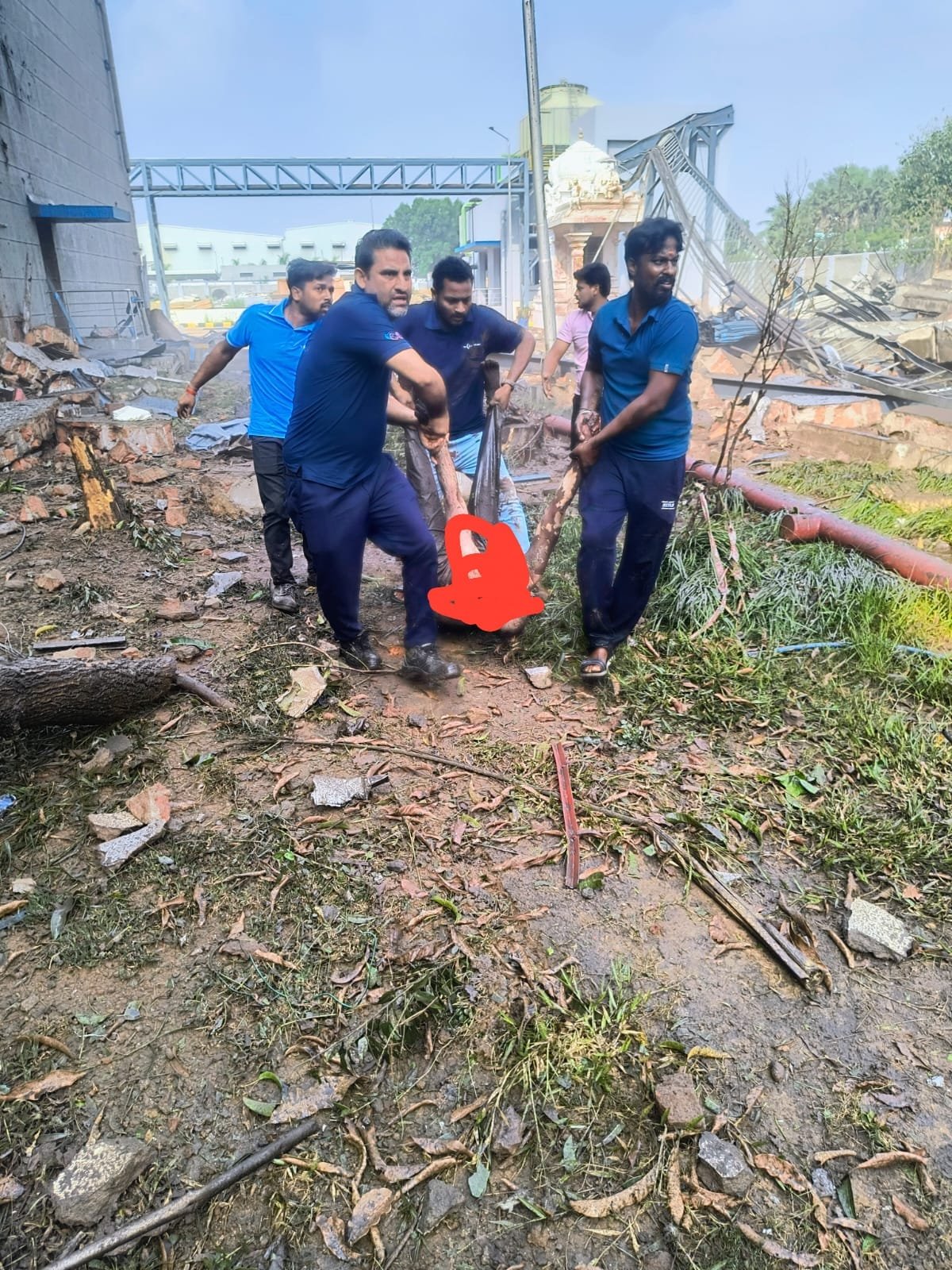 *శ్రీ సిటీలో టిల్ హెల్త్ కేర్ పరిశ్రమలో భారీ పేలుడు*  *నైట్ షిఫ్ట్ కార్మికులు చిక్కుకున్నట్లు సమాచారం.. భారీ ప్రాణనష్టం