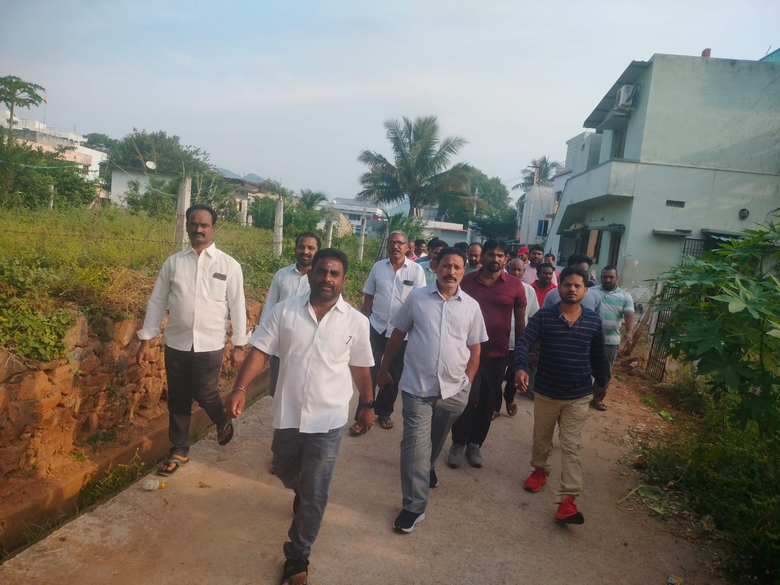 శోంఠ్యం లో ఎన్నికల సమరం షురూ… ఇంటింటా దూసుకెళ్తున్న వైఎస్ఆర్ సీపీ ఎంపిటిసి అభ్యర్థి గొల్జాన రవి కుమార్ 💐💐