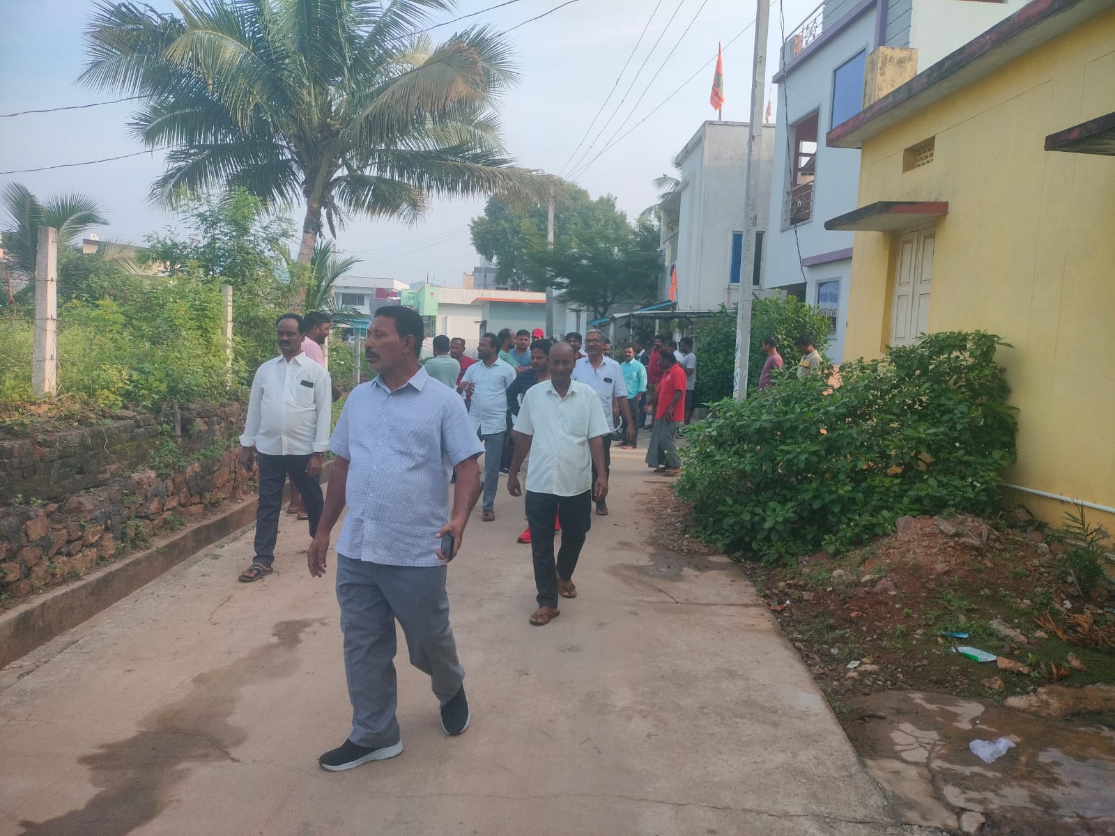 శోంఠ్యం లో ఎన్నికల సమరం షురూ… ఇంటింటా దూసుకెళ్తున్న వైఎస్ఆర్ సీపీ ఎంపిటిసి అభ్యర్థి గొల్జాన రవి కుమార్ 💐💐
