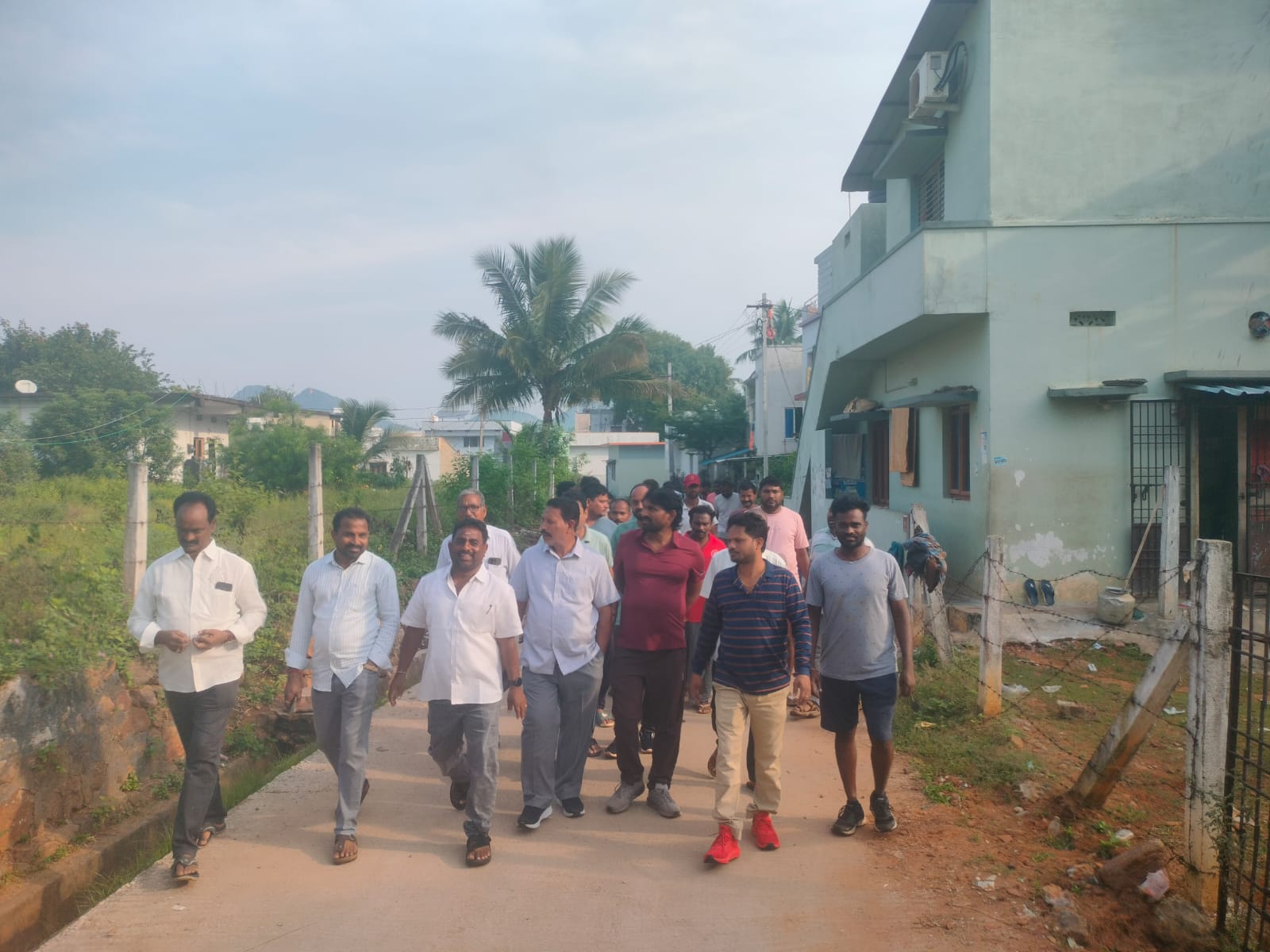 శోంఠ్యం లో ఎన్నికల సమరం షురూ… ఇంటింటా దూసుకెళ్తున్న వైఎస్ఆర్ సీపీ ఎంపిటిసి అభ్యర్థి గొల్జాన రవి కుమార్ 💐💐