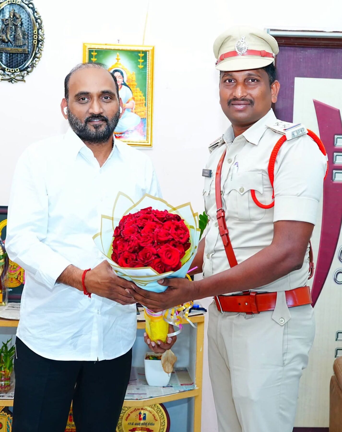 దుత్తలూరు నూతన ఎస్సై మహేంద్రకు ఎమ్మెల్యే కాకర్ల సురేష్ శుభాకాంక్షలు