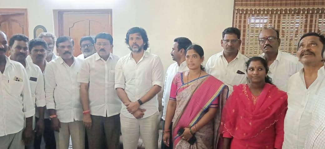 జడ్పీటీసీ, 11 ఎంపీటీసీ అభ్యర్థులకు బీ ఫారాలు అందజేత
