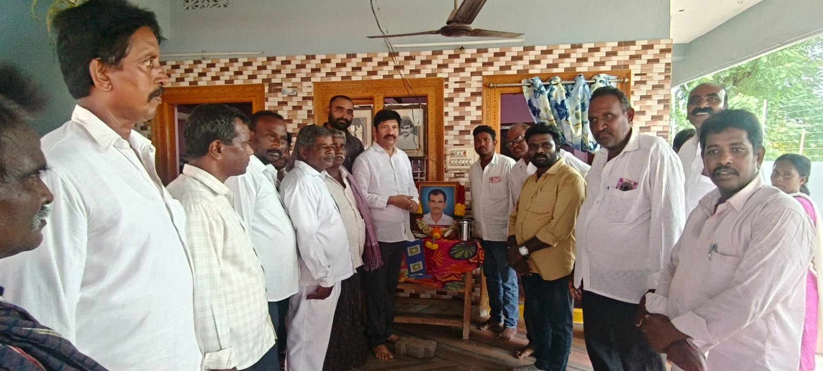 ఎన్టీఆర్ జిల్లా మైలవరం మండలం తోలుకోటి గ్రామంలో మాజీ మంత్రి జోగి రమేష్ పాల్గొన్నారు
