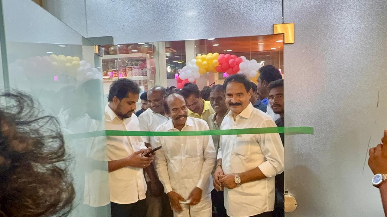 ఇబ్రహీంపట్నం ఫ్యామిలీ రెస్టారెంట్ కార్యక్రమంలో పాల్గొన్న మాజీ మంత్రి జోహార్ గారు