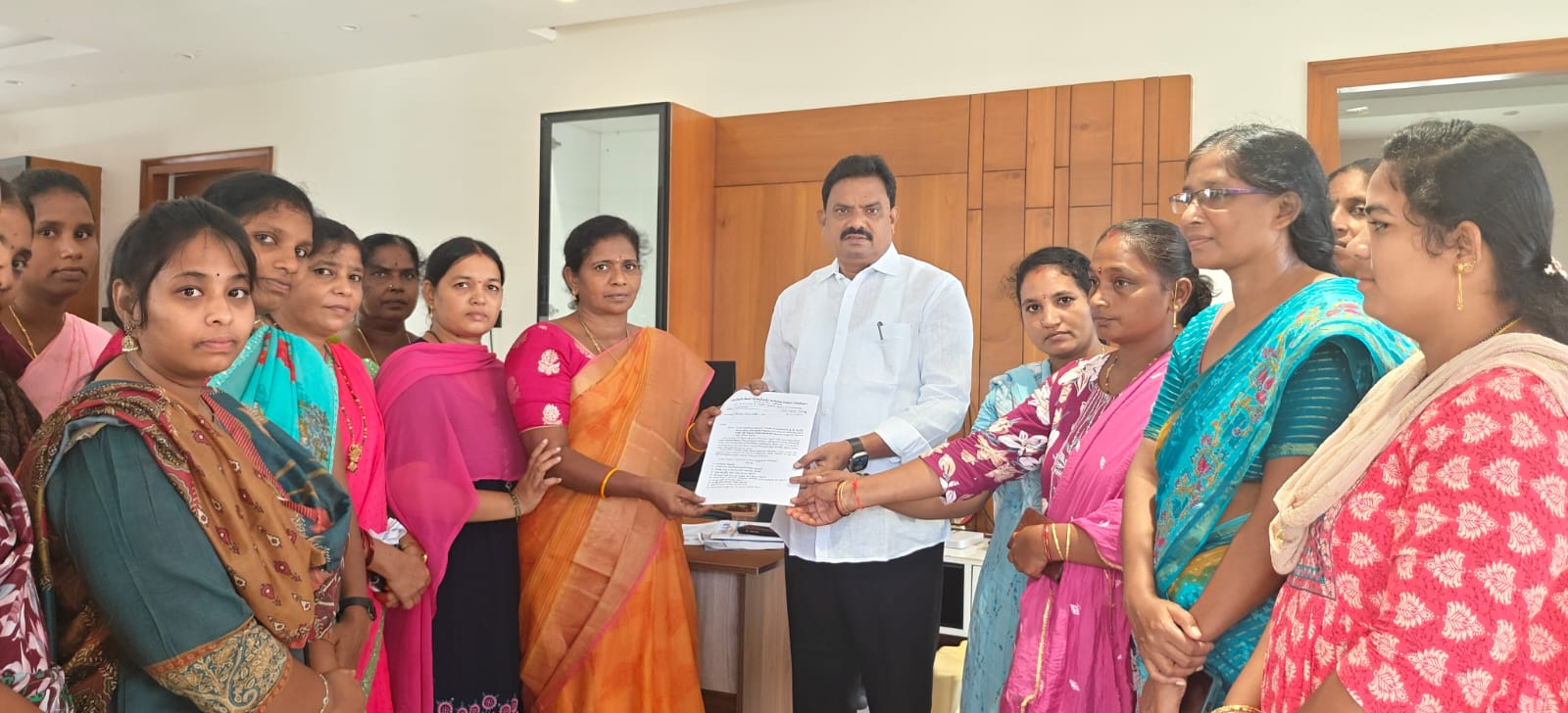 వీఓఏల సమస్యలను ప్రభుత్వం దృష్టికి తీసుకెళ్తా.. ఎమ్మెల్యే ముప్పిడి