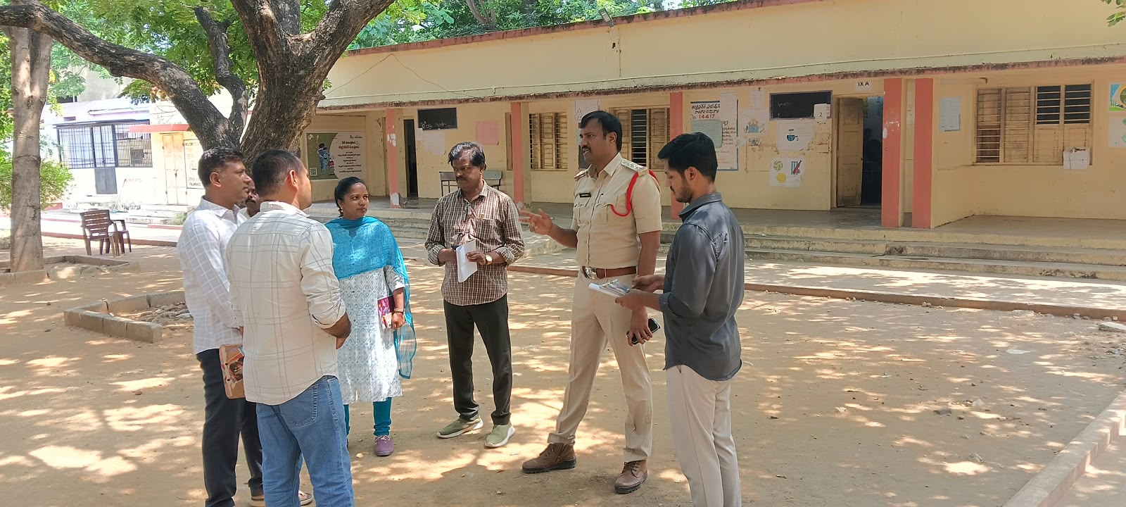 పోలింగ్ కేంద్రాలను పరిశీలించిన సీఐ మోహన్ రెడ్డి