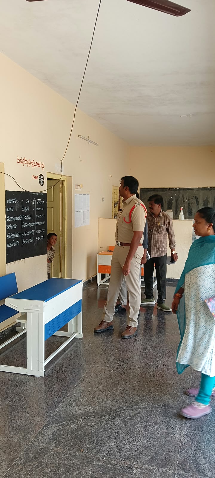 పోలింగ్ కేంద్రాలను పరిశీలించిన సీఐ మోహన్ రెడ్డి