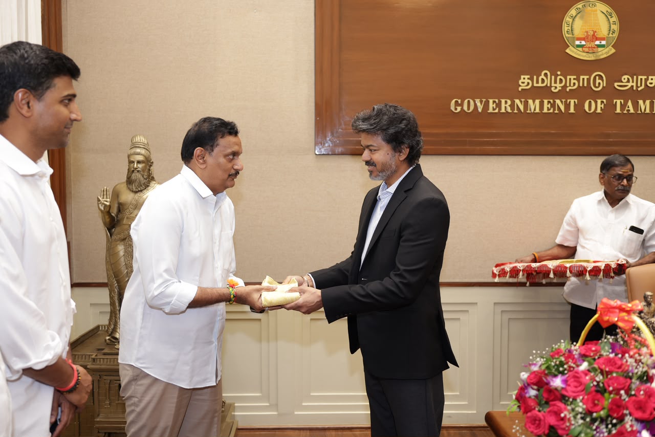 గౌరవ తమిళనాడు సీఎం శ్రీ సి జోసఫ్ విజయ్ స్టాలిన్ గారిని తోటి ఎంపీలు, విజయవాడ ప్రతినిధులతో కలిసి మర్యాదపూర్వకంగా కలిశాము.. దసరా శరన్నవరాత్రి వేడుకలకు, ‘విజయవాడ ఉత్సవ్ 2.0’కి రావాల్సిందిగా ఆయనను సాదరంగా ఆహ్వానించాము.. రాబోయే ఉత్సవాలను దృష్టిలో ఉంచుకుని, మా అభ్యర్థన మేరకు ముందే అపాయింట్మెంట్ ఇచ్చి, తమ అమూల్యమైన సమయాన్ని కేటాయించినందుకు గౌరవ సీఎం గారికి నా హృదయపూర్వక కృతజ్ఞతలు.. దుర్గమ్మ ఆశీస్సులు అందుకోవడానికి విజయవాడ విచ్చేయనున్న వారికి ఘన స్వాగతం!