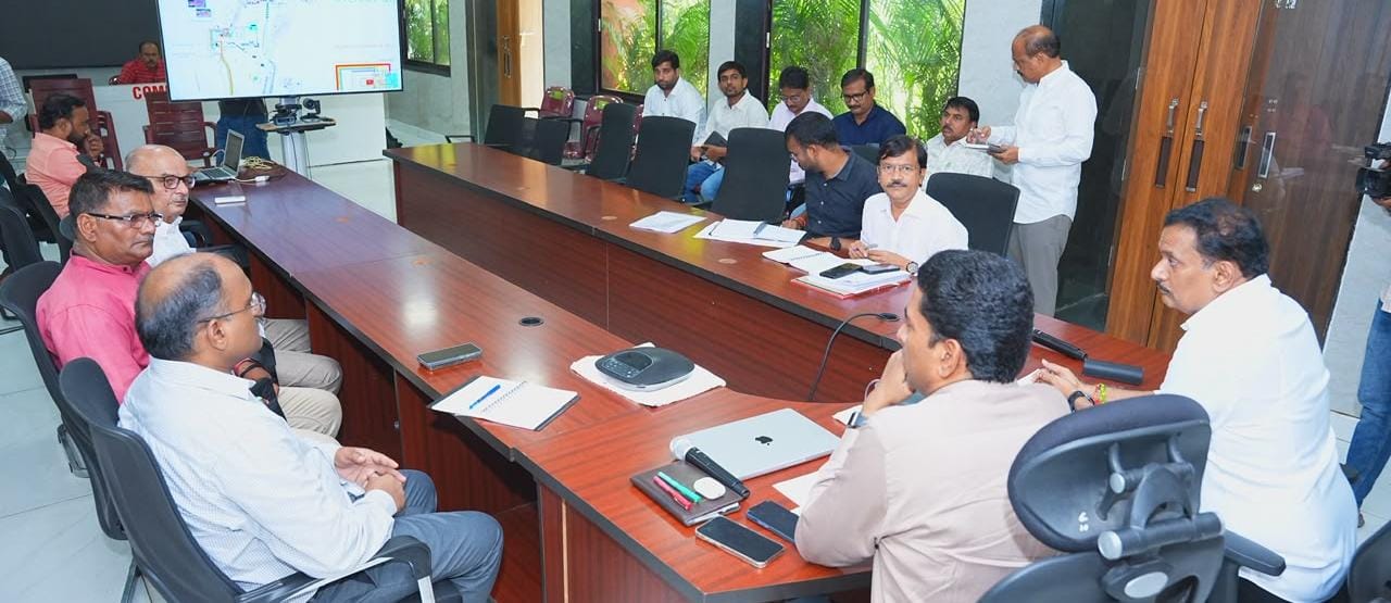 దసరా మహోత్సవాలకు ఉత్సవాలకు భారీ బందోబస్తు ఏర్పాటు పరిశీలించిన అధికారులతో సమావేశం ఎన్టీఆర్ జిల్లా కలెక్టర్