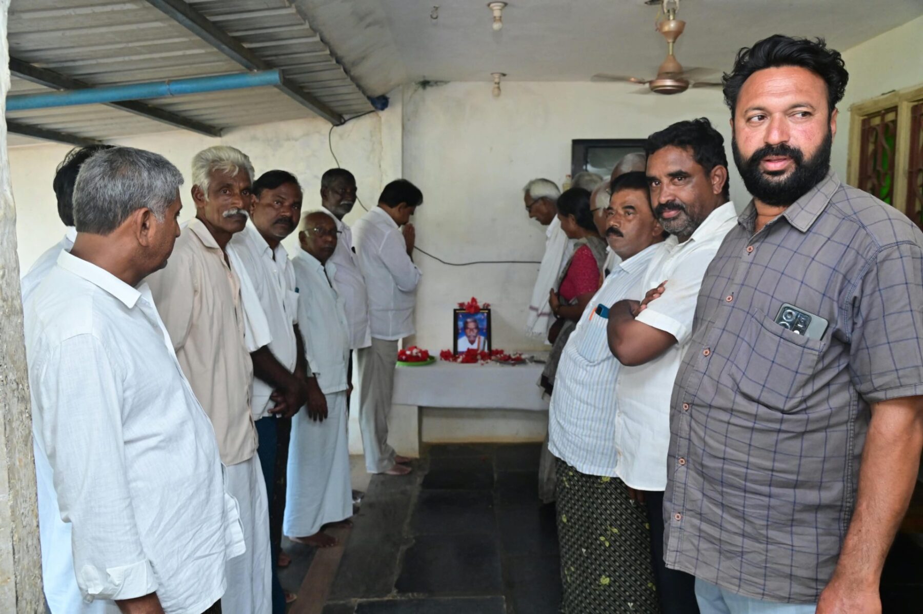 రెడ్డిగూడెం లో మాజీ మంత్రి దేవినేని ఉమా పర్యటన కుటుంబాన్ని పరామర్శించిన తెలుగుదేశం నాయకులు