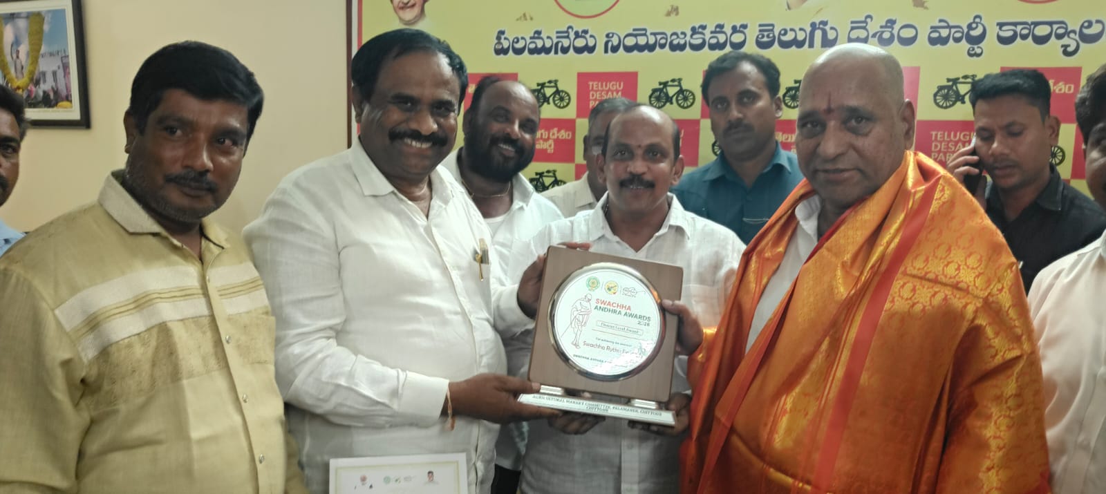 మార్కెట్ కమిటీ చైర్మన్ రాజన్న, సెక్రటరీ సంజీవ్ కుమార్ అభినందించిన ఎమ్మెల్యే అమరనాథ రెడ్డి