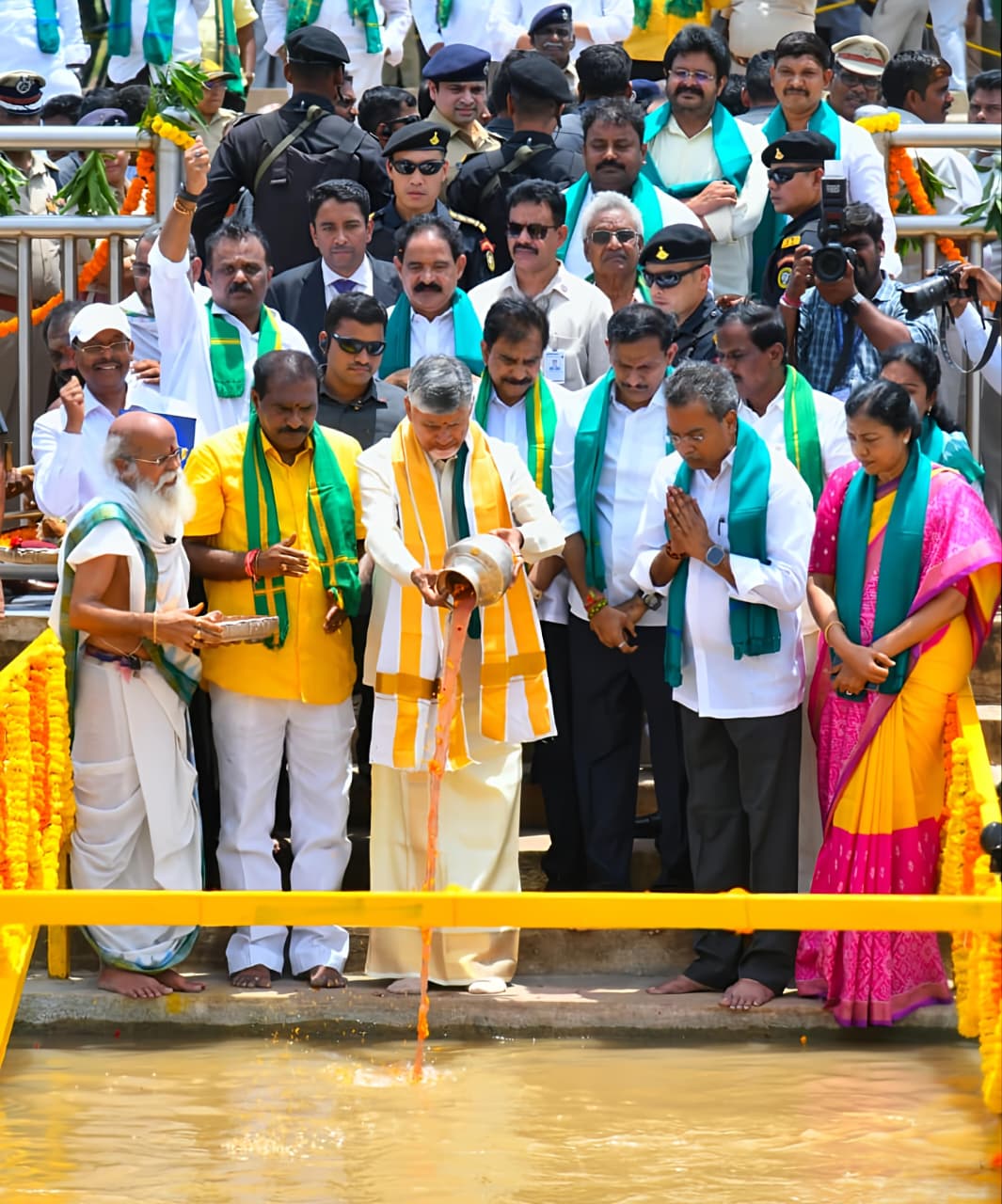 పొట్టి సీమ ద్వారా 500 గోదావరి జలాలు కృష్ణ డెల్టా కు తరలించిన ఆంధ్రప్రదేశ్ ముఖ్యమంత్రి నారా చంద్రబాబు నాయుడు