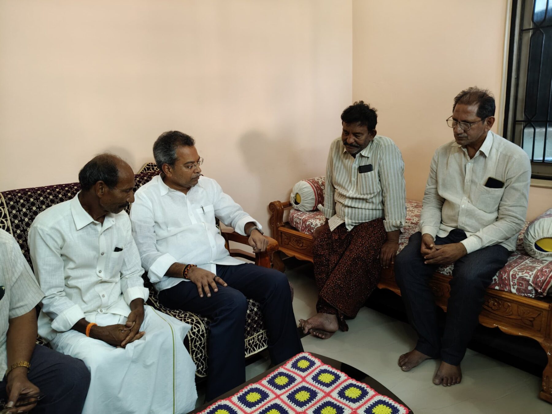 తోలుకోడు సొసైటీ అధ్యక్షుడు కోటగిరి వెంకటేశ్వరరావు పరామర్శించిన మైలవరం ఎమ్మెల్యే వసంత వెంకటకృష్ణ ప్రసాద్