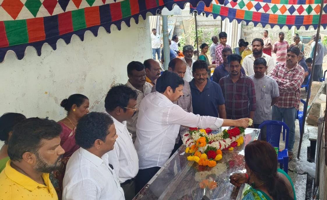 ఒంటి పులి బిక్షాలు గారి నివాళులర్పించిన మాజీ మంత్రి జోగి రమేష్ గారు