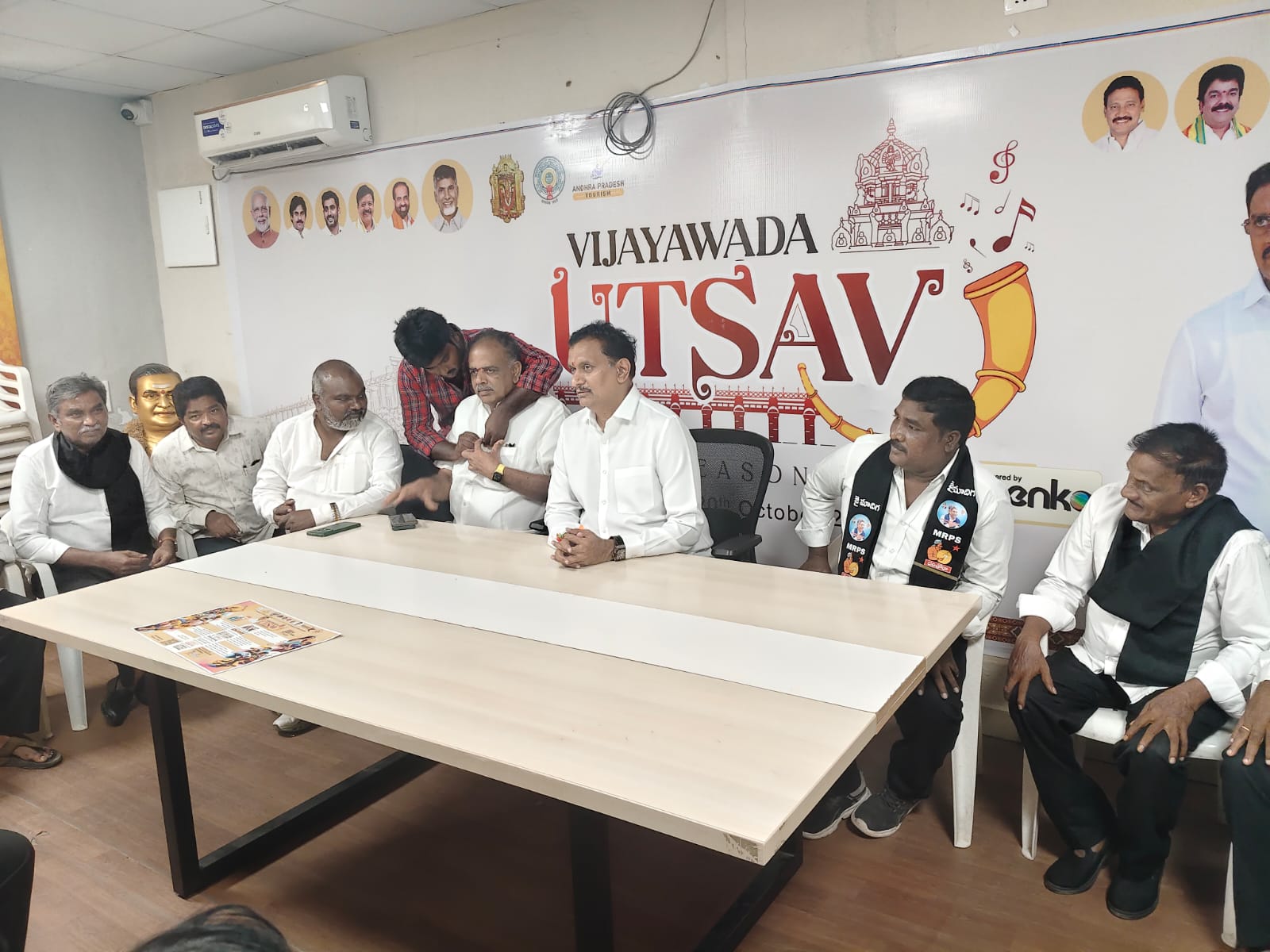విజయవాడ పార్లమెంట్ సభ్యులు కేసినేని చిన్ని పద్మశ్రీ మందకృష్ణ మాదిగ నాయకత్వం ఎమ్మార్పీఎస్ బృందం భేటీ