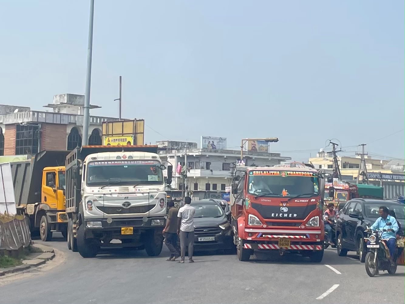 కారు డ్రైవర్ నిర్వేక్షంతో ఘటన ఇబ్రహీంపట్నంలో టాపిక్ జామ్